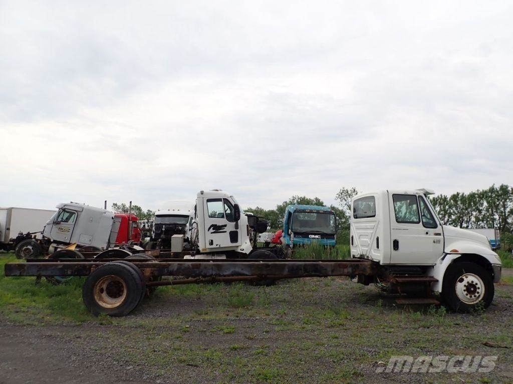 International 4300 Skříňová nástavba