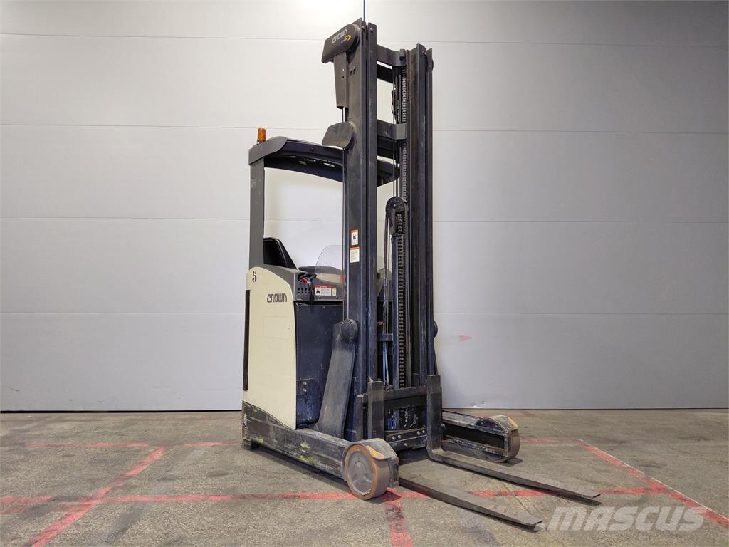 Crown ESR 5260 Skyvemasttruck