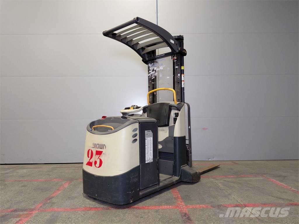 Crown MPC3040-12 Medium lift order pickers