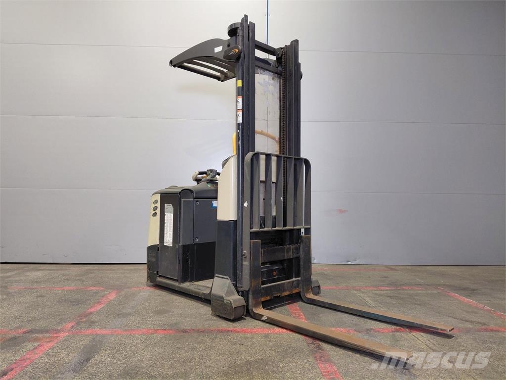 Crown MPC3040-12 Medium lift order pickers