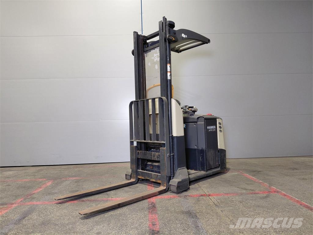 Crown MPC3040-12 Medium lift order pickers