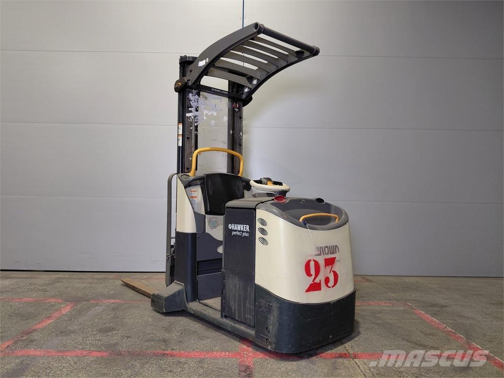 Crown MPC3040-12 Medium lift order pickers