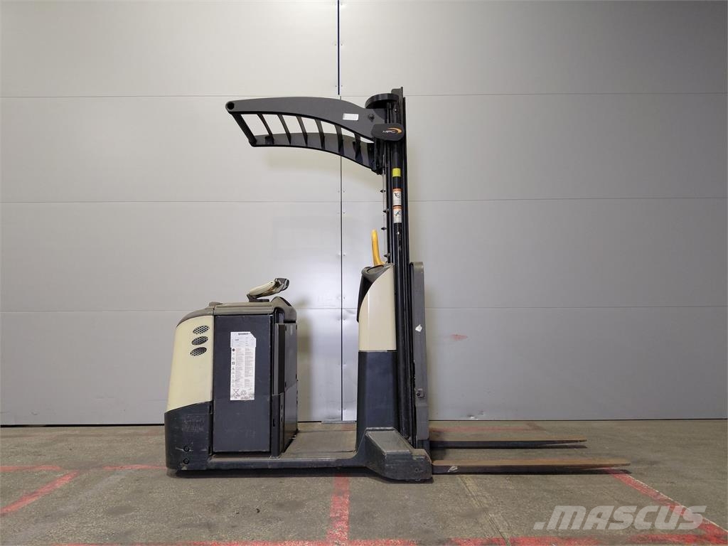 Crown MPC3040-12 Medium lift order pickers