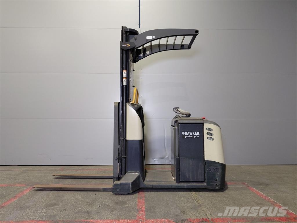 Crown MPC3040-12 Medium lift order pickers