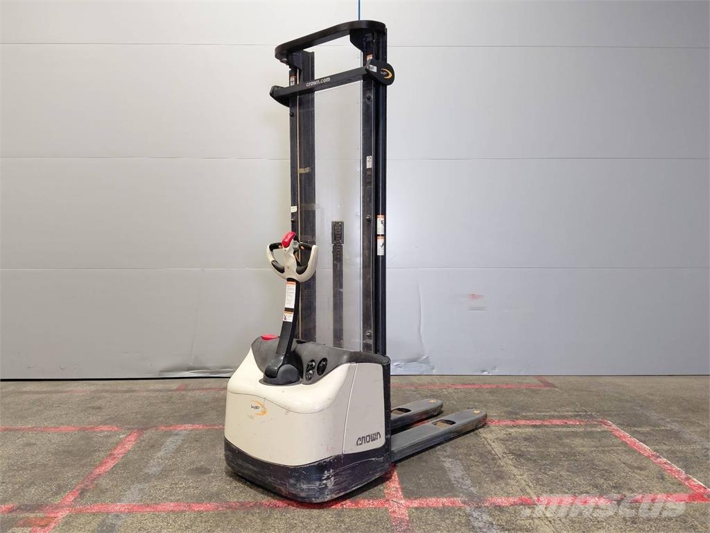 Crown WF3000 Gerbeur accompagnant