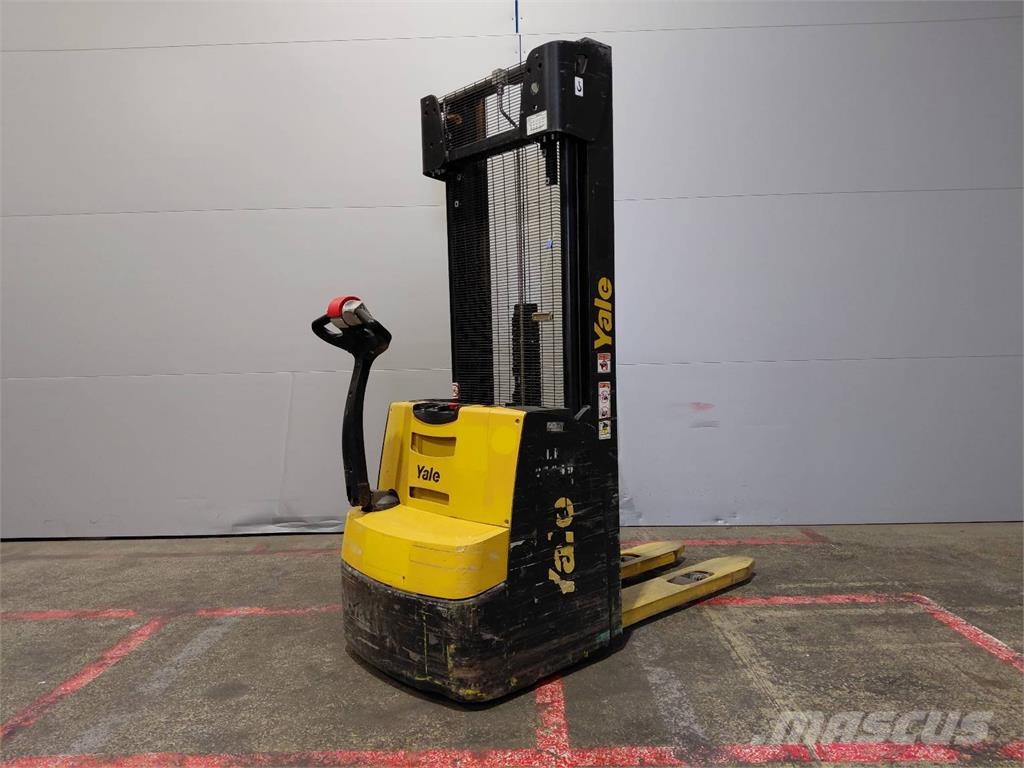 Yale MS12AC Pedestrian stacker