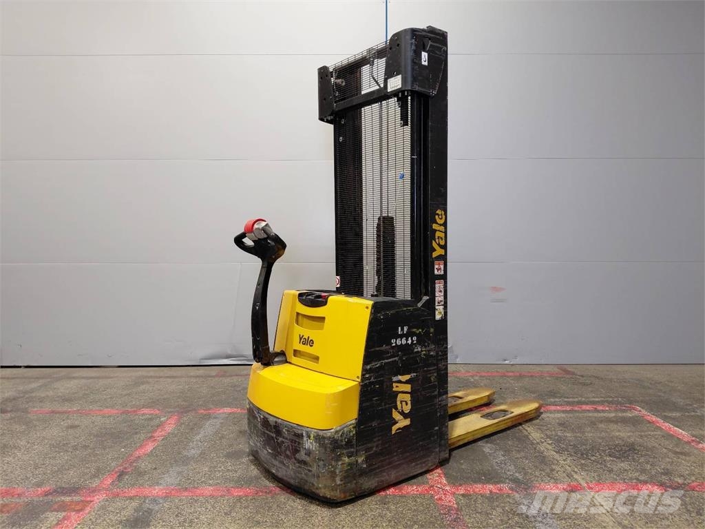 Yale MS16 Pedestrian stacker
