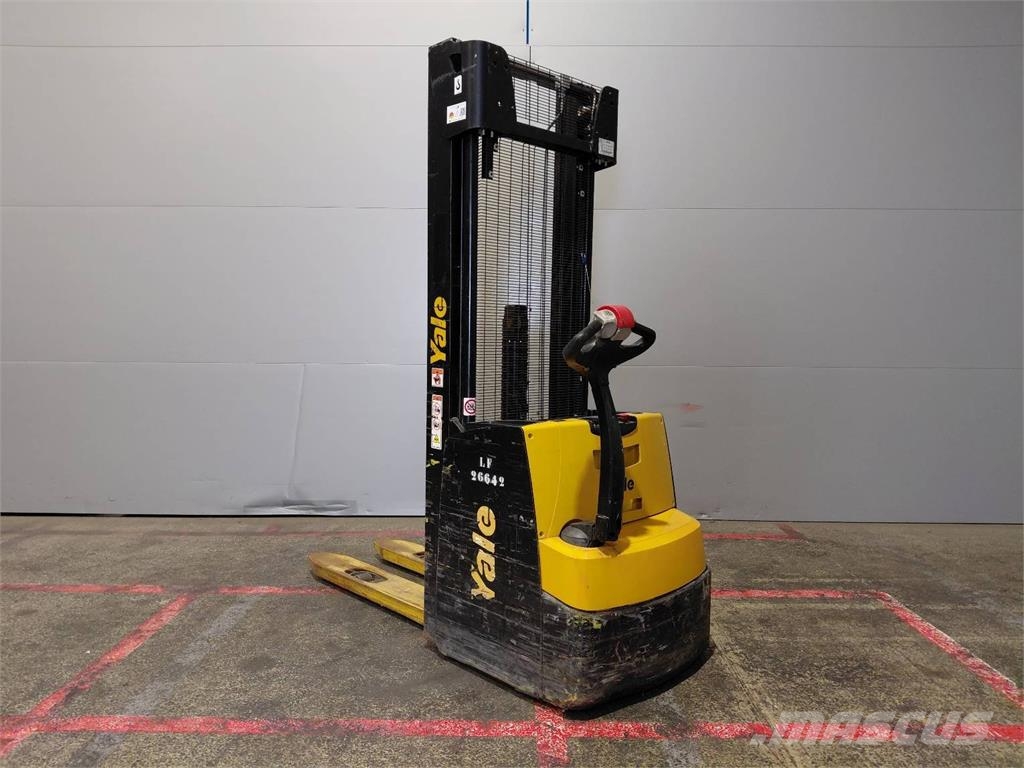 Yale MS16 Pedestrian stacker