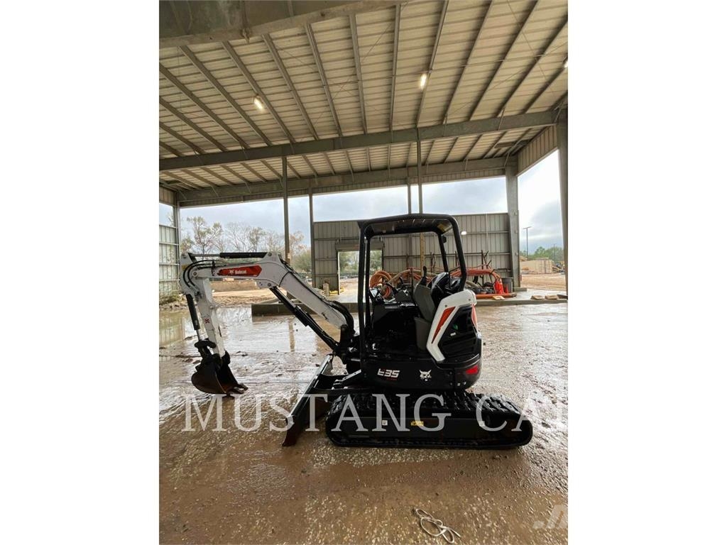 Bobcat E35 Гусеничні екскаватори