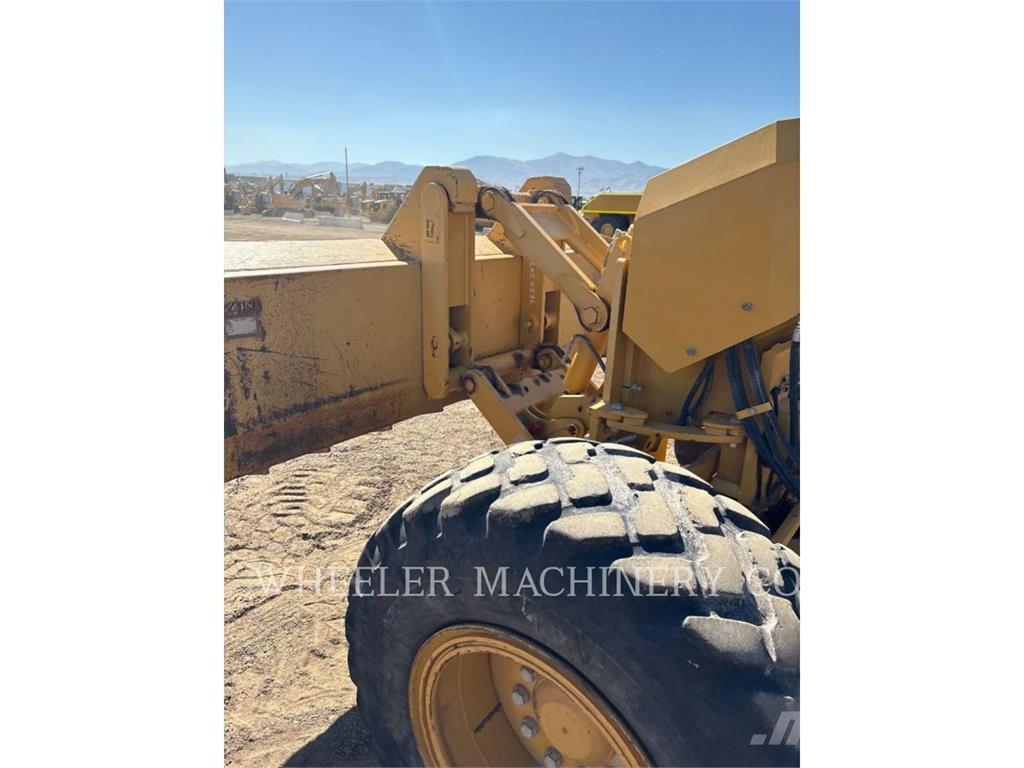CAT 140M2 CROS Grader