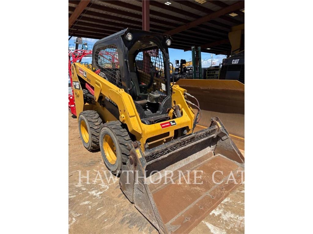 CAT 226D لوادر انزلاقية التوجيه