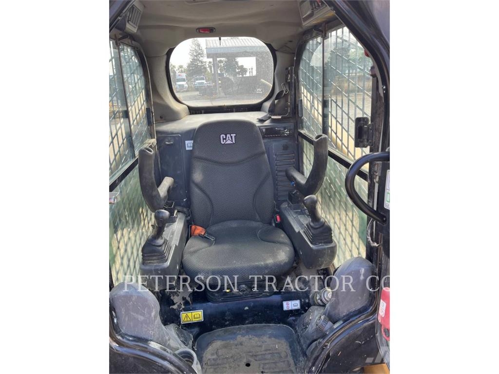 CAT 226D3 滑移轉向裝載機