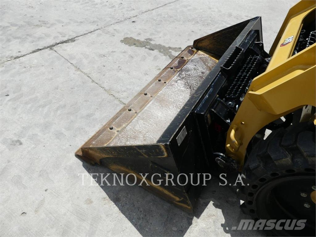 CAT 226D3 Skid steer mini nakladalci