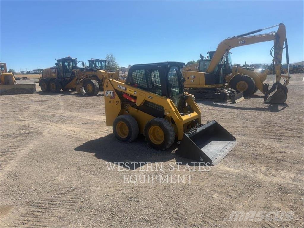CAT 226D3 لوادر انزلاقية التوجيه
