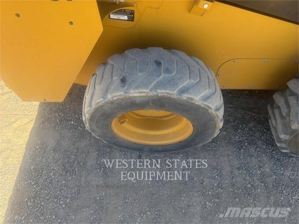 CAT 226D3 لوادر انزلاقية التوجيه