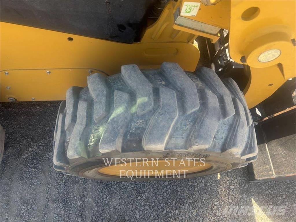 CAT 226D3 لوادر انزلاقية التوجيه