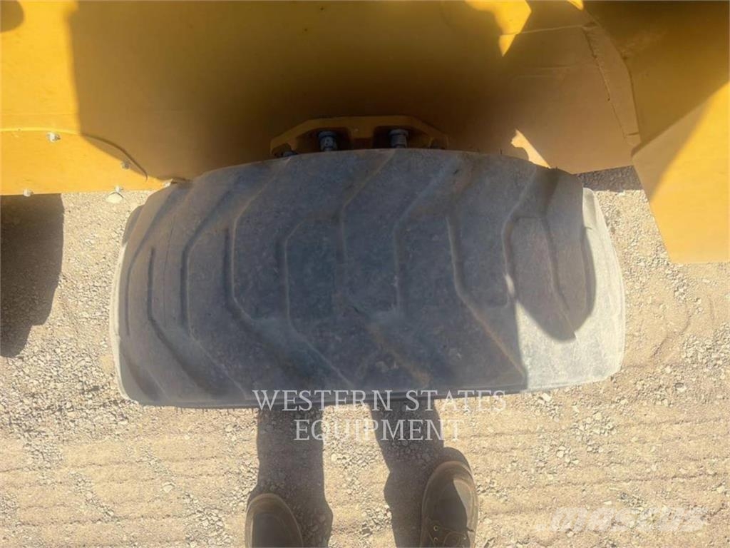 CAT 226D3 لوادر انزلاقية التوجيه