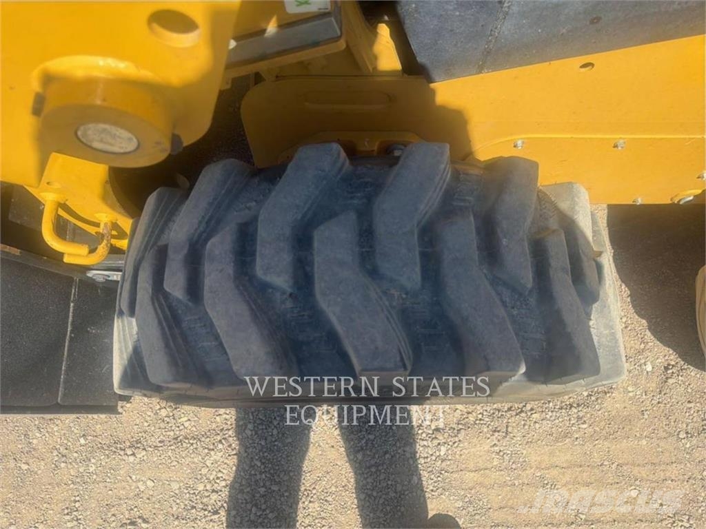 CAT 226D3 لوادر انزلاقية التوجيه