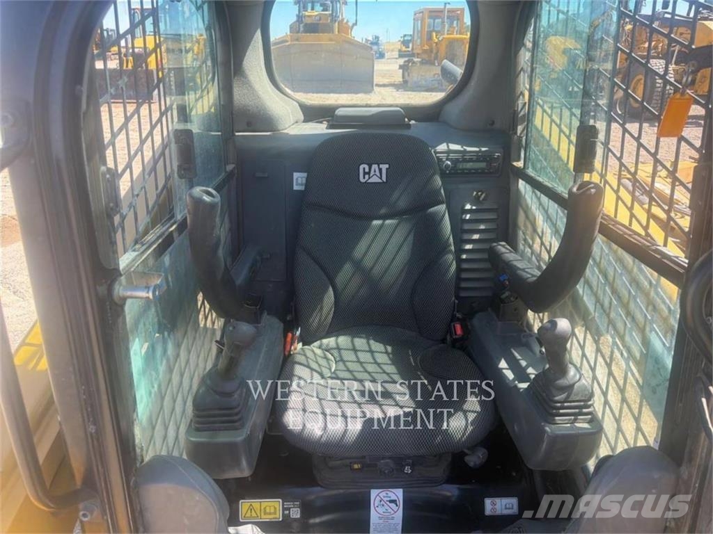 CAT 226D3 لوادر انزلاقية التوجيه