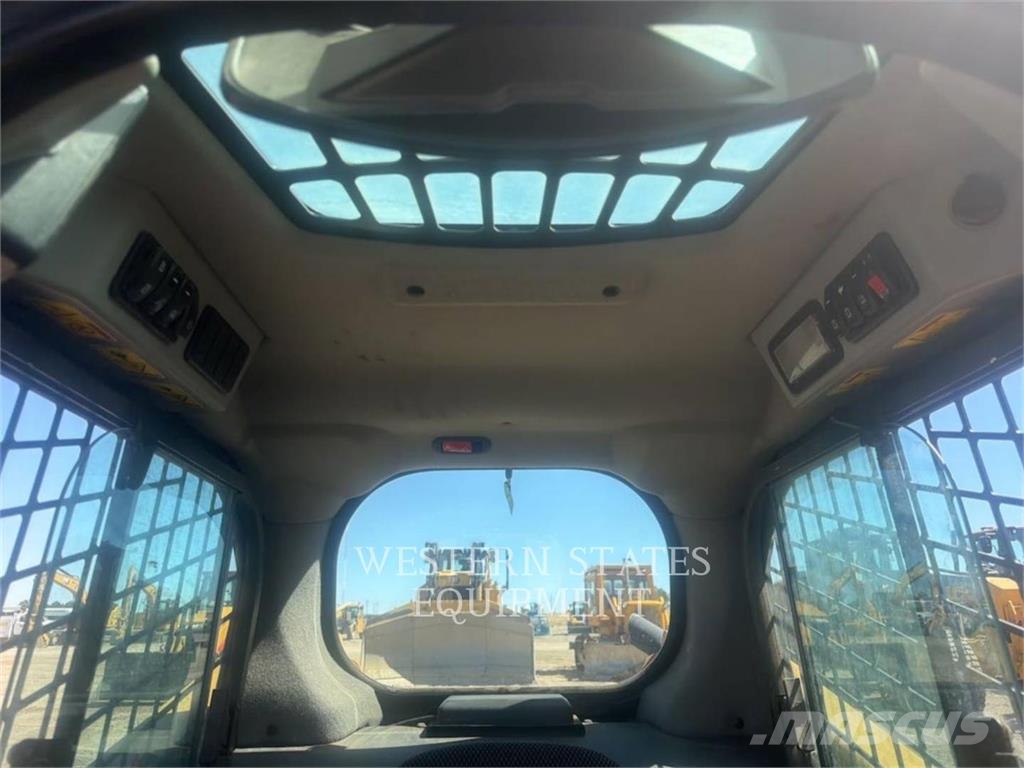 CAT 226D3 لوادر انزلاقية التوجيه