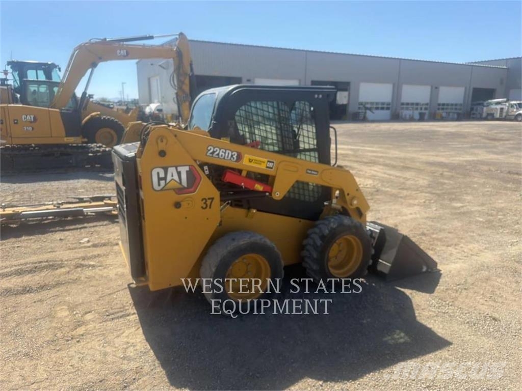 CAT 226D3 لوادر انزلاقية التوجيه