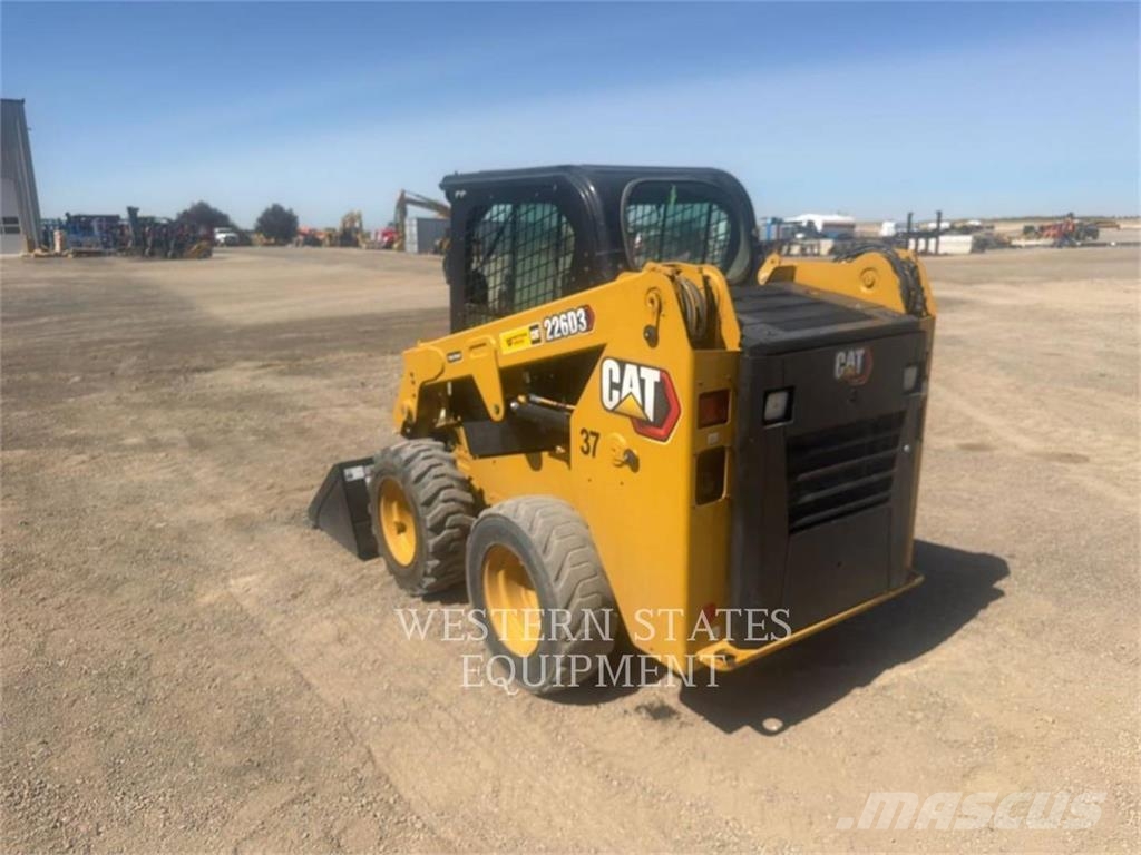 CAT 226D3 لوادر انزلاقية التوجيه