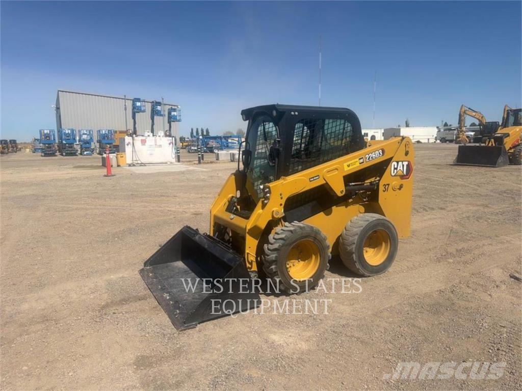 CAT 226D3 لوادر انزلاقية التوجيه