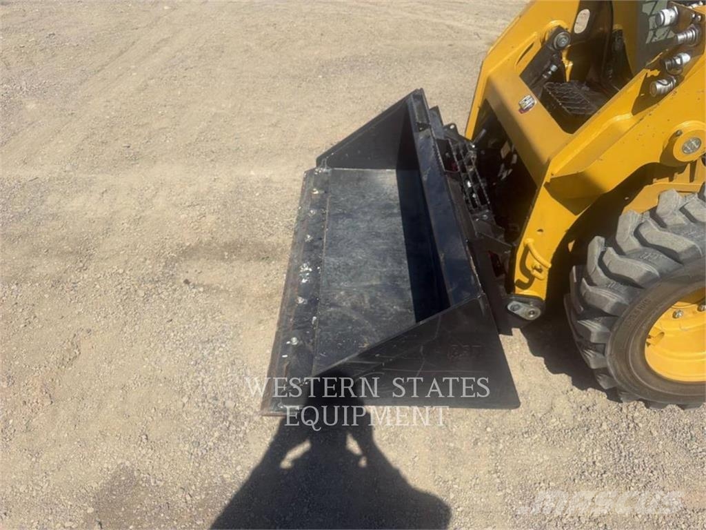CAT 226D3 لوادر انزلاقية التوجيه