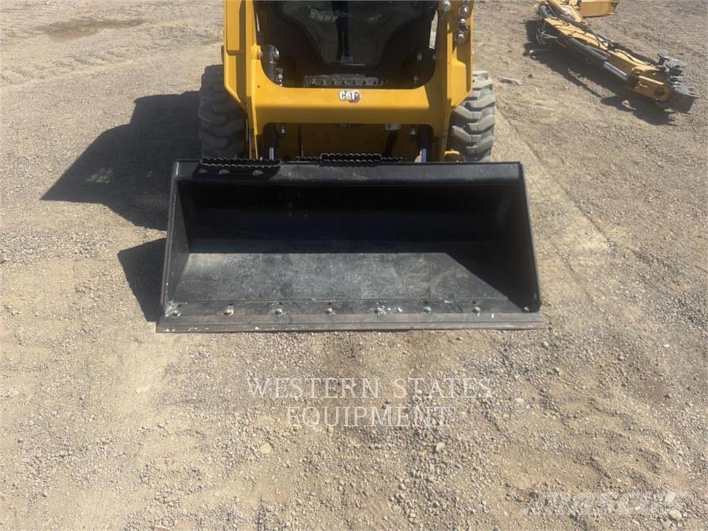 CAT 226D3 لوادر انزلاقية التوجيه
