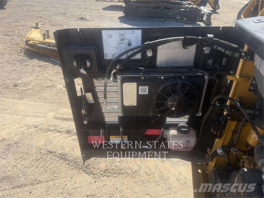 CAT 226D3 لوادر انزلاقية التوجيه