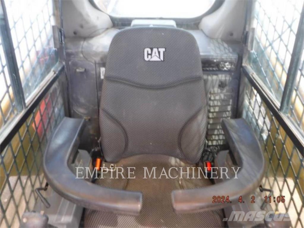 CAT 226D3 CA Šmykom riadené nakladače