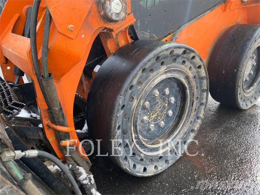 CAT 232D Lietoti riteņu kompaktiekrāvēji