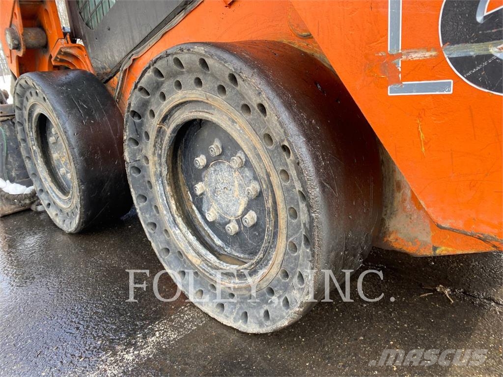 CAT 232D Lietoti riteņu kompaktiekrāvēji