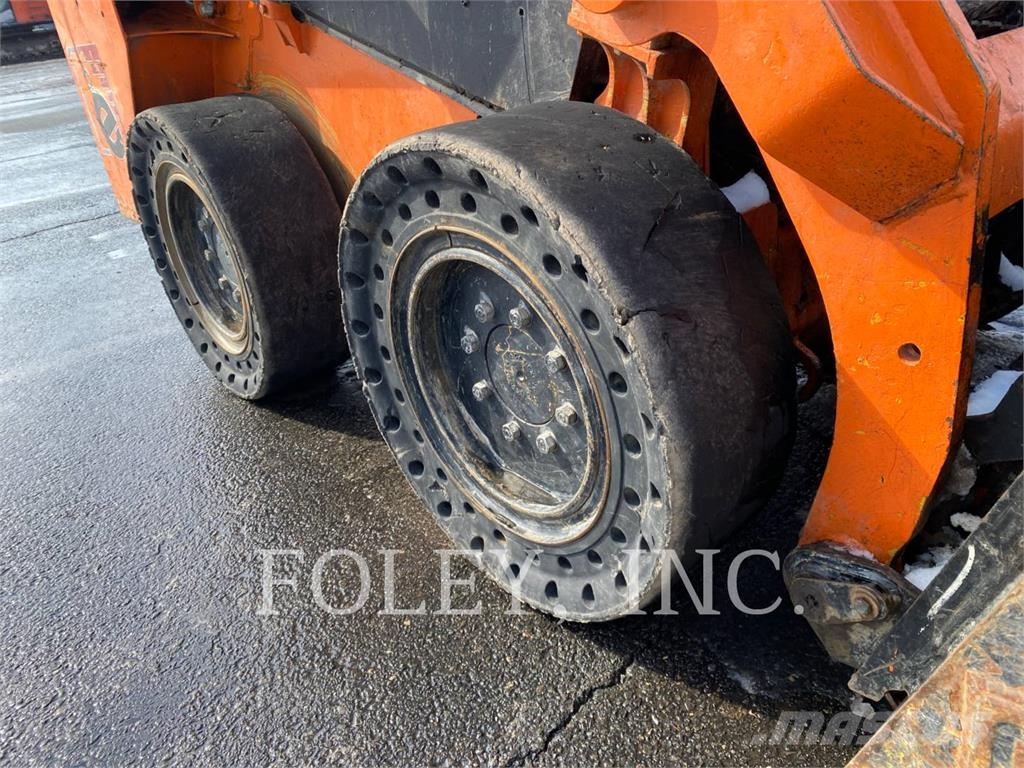 CAT 232D Lietoti riteņu kompaktiekrāvēji