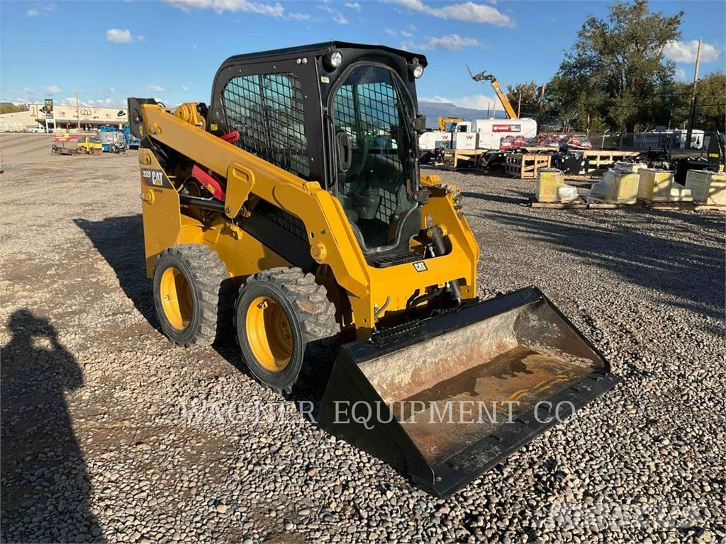 CAT 232D لوادر انزلاقية التوجيه