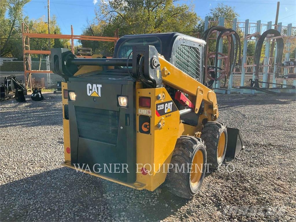 CAT 232D لوادر انزلاقية التوجيه