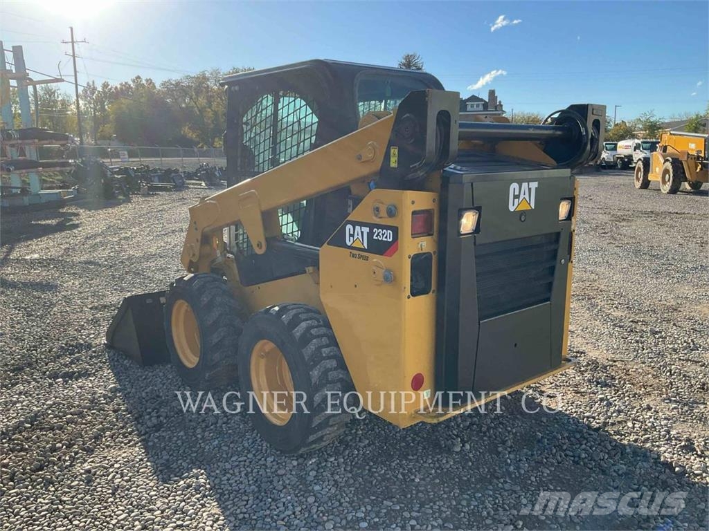 CAT 232D لوادر انزلاقية التوجيه
