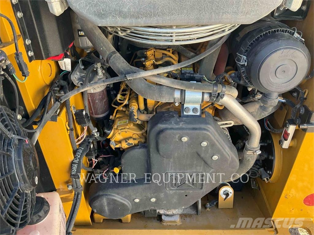 CAT 232D لوادر انزلاقية التوجيه
