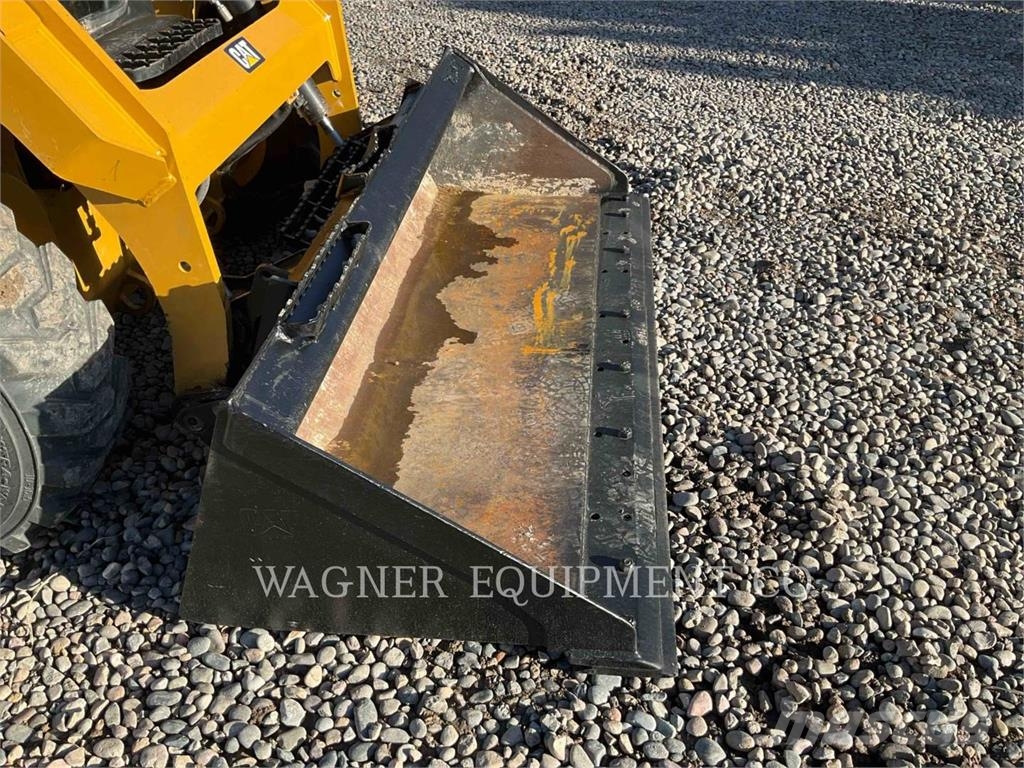 CAT 232D لوادر انزلاقية التوجيه