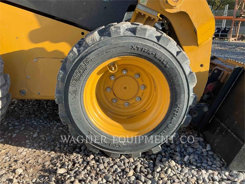 CAT 232D لوادر انزلاقية التوجيه