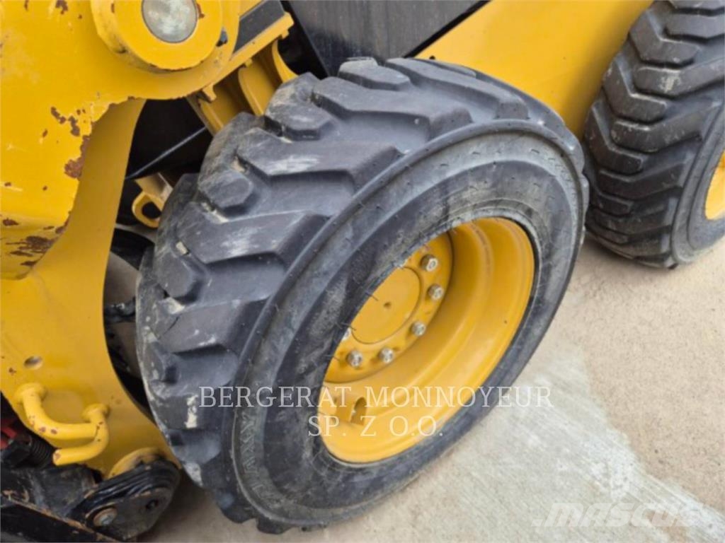 CAT 232D3 Lietoti riteņu kompaktiekrāvēji
