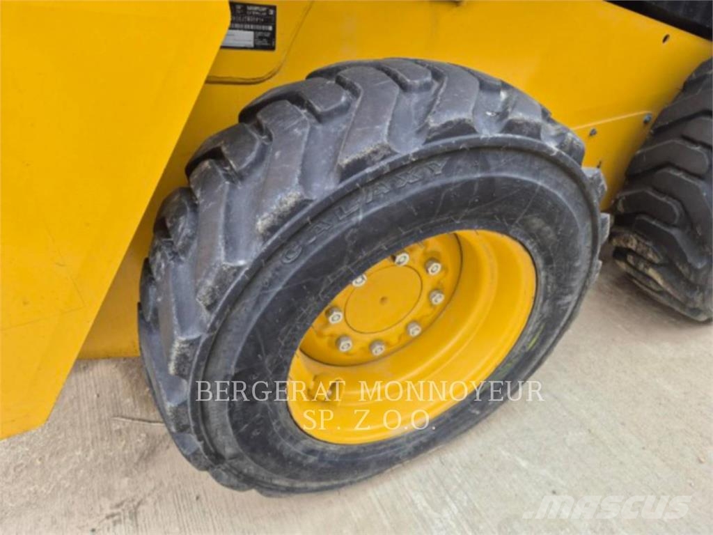 CAT 232D3 Lietoti riteņu kompaktiekrāvēji