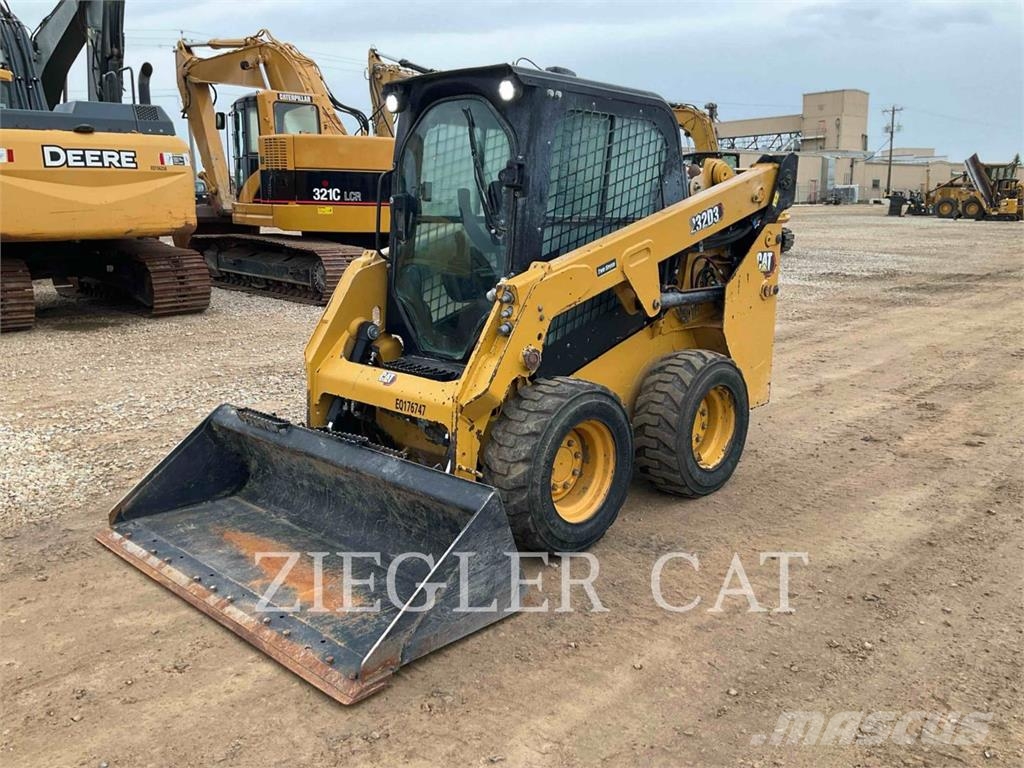 CAT 232D3 لوادر انزلاقية التوجيه