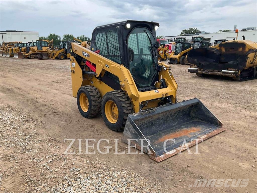 CAT 232D3 لوادر انزلاقية التوجيه