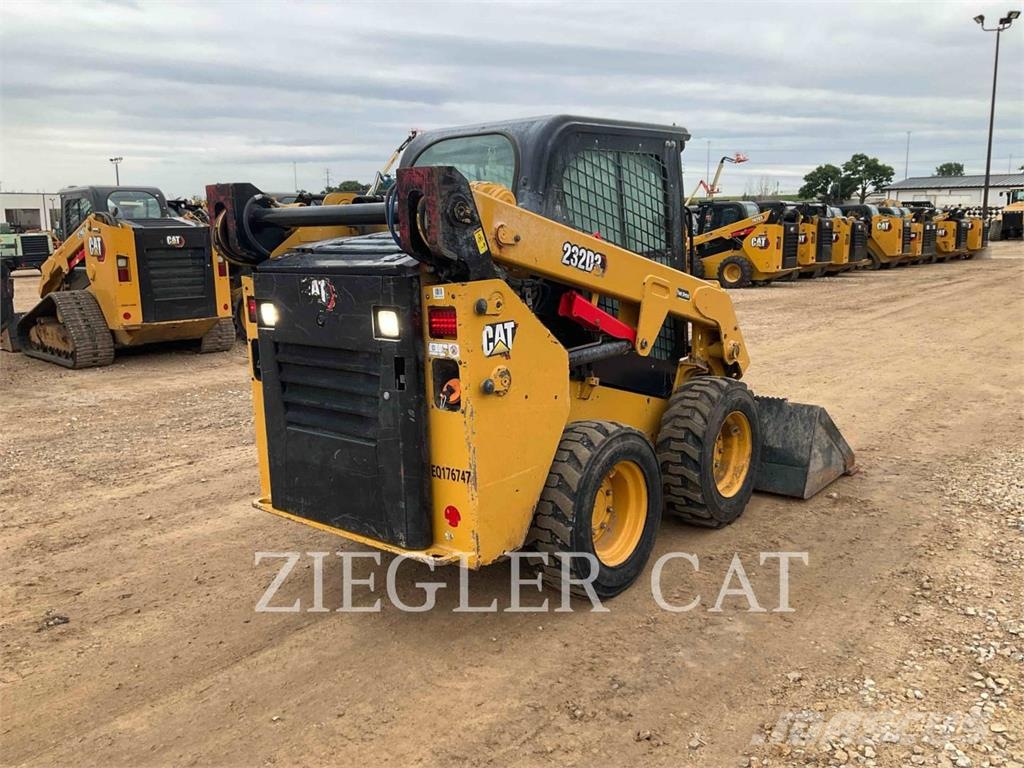 CAT 232D3 لوادر انزلاقية التوجيه