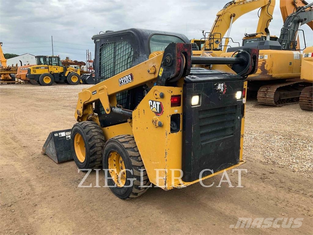 CAT 232D3 لوادر انزلاقية التوجيه