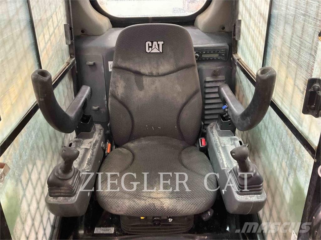 CAT 232D3 لوادر انزلاقية التوجيه