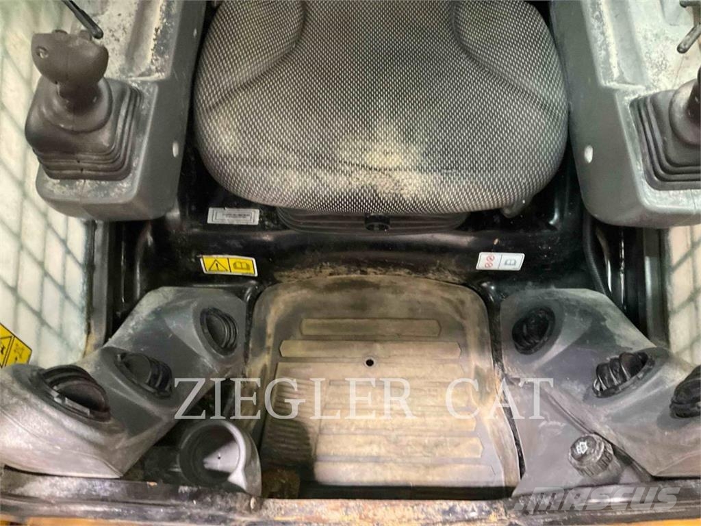 CAT 232D3 لوادر انزلاقية التوجيه