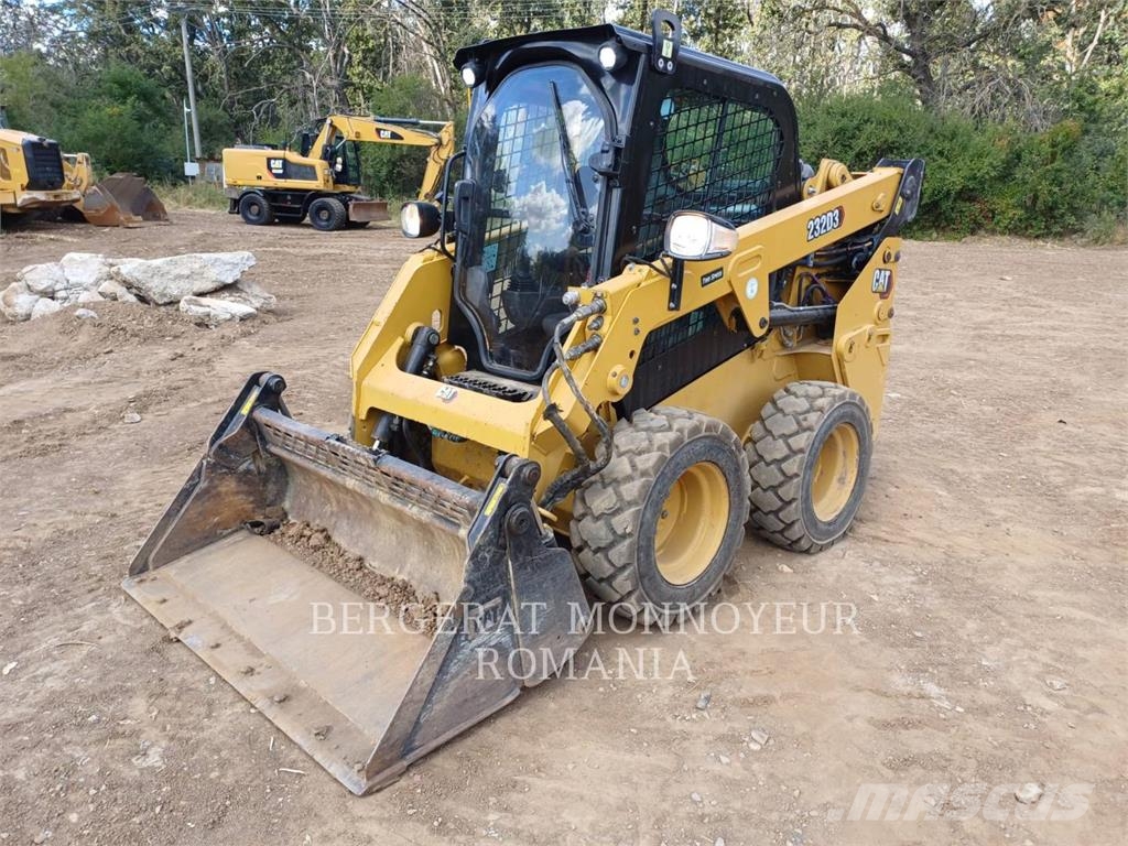 CAT 232D3 لوادر انزلاقية التوجيه