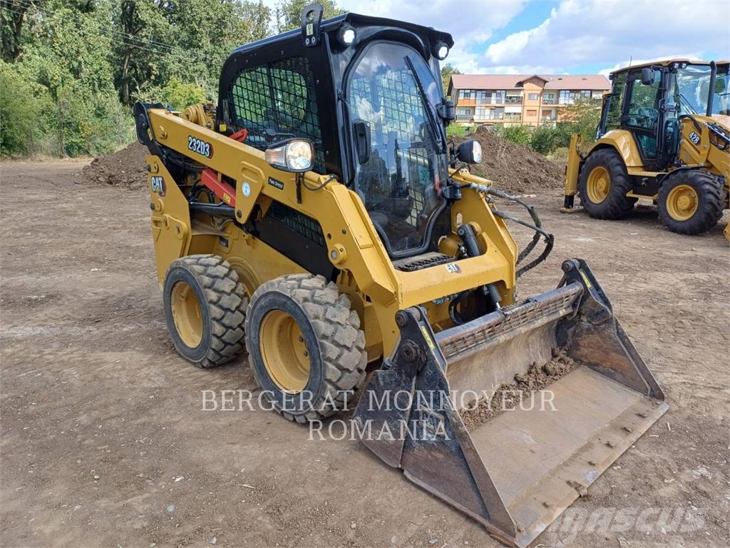 CAT 232D3 لوادر انزلاقية التوجيه